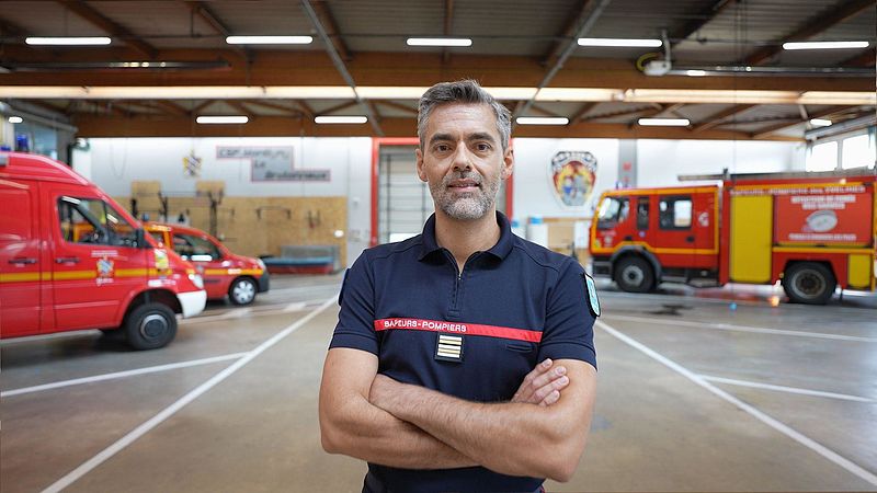 Ein Feuerwehrmann in der Entwicklungsabteilung der Renault Group